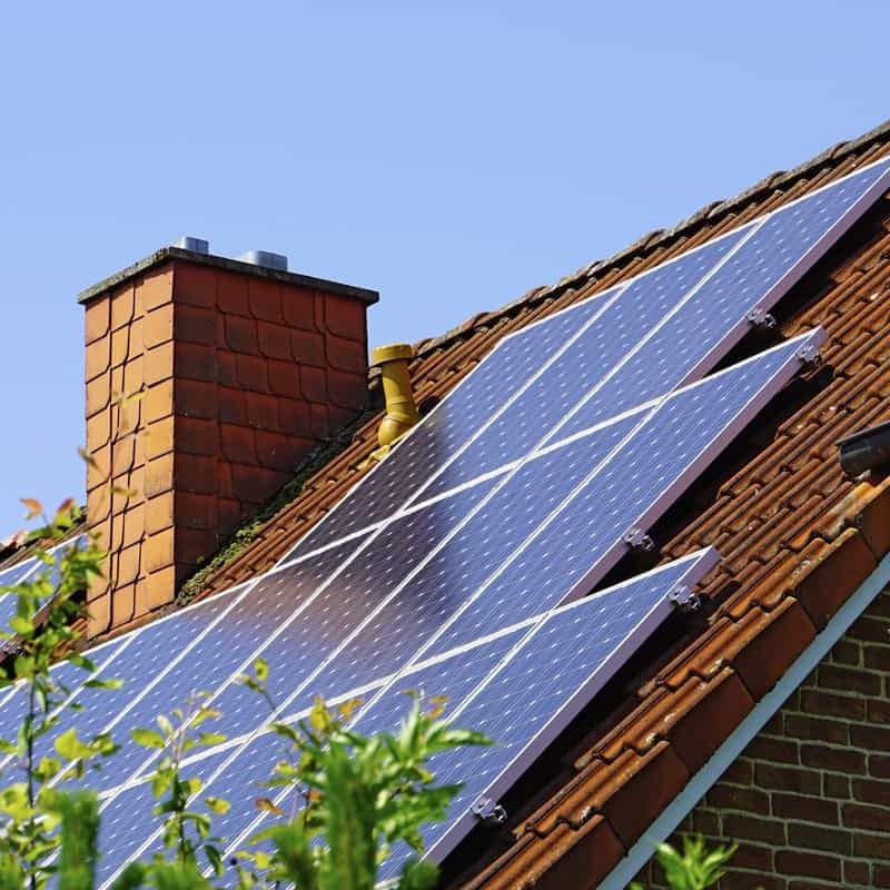 Germany, North Rhine-Westphalia, Minden, Roof with photovoltaic installation Architektur, Photovoltaikanlage, Deutschland, Nordrhein-Westfalen, Minden